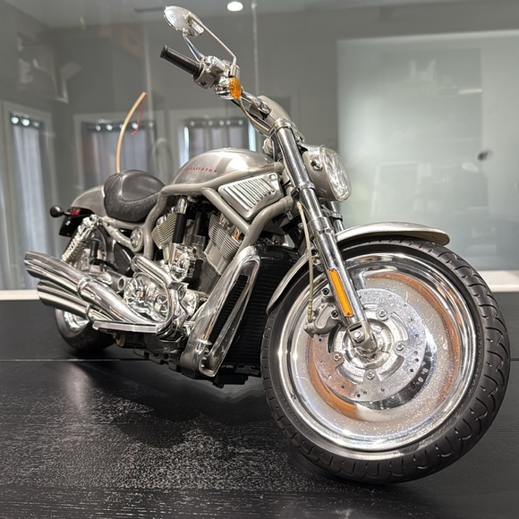 Vintage Harley-Davidson Remote Control V-Rod Motorcycle - Picture 5 of 14